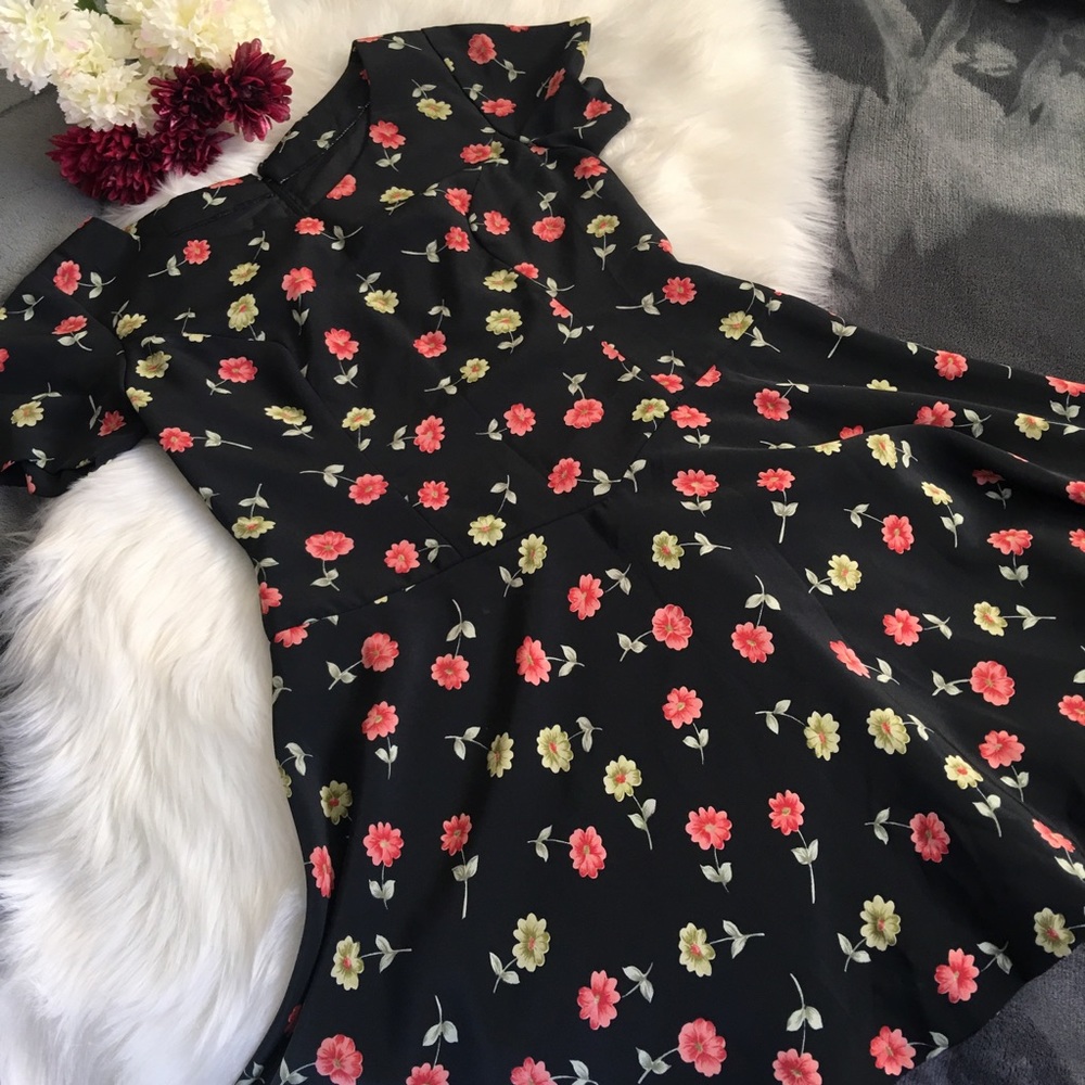 Unknown Brand Floral Print Dress Black, Cream, Red - Picture 7 of 8